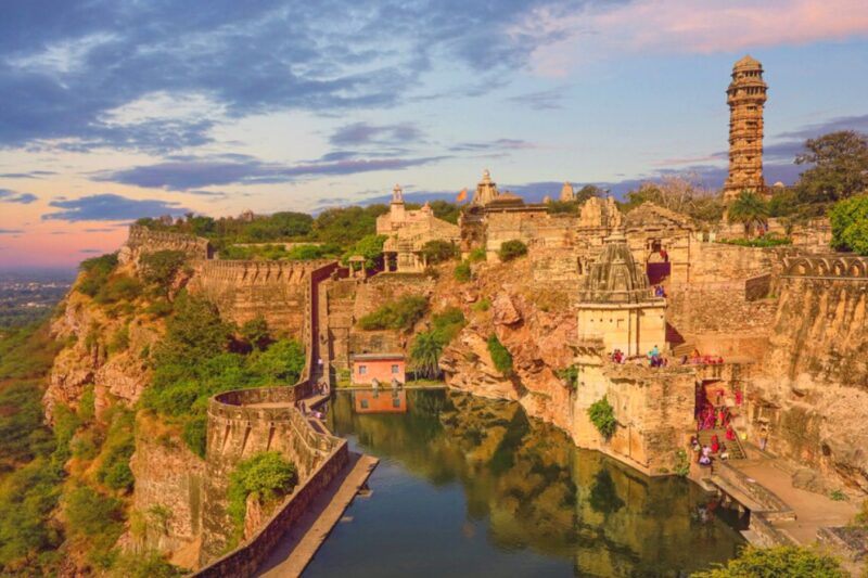 https://rajasthantourwala.com/wp-content/uploads/2023/02/Chittorgarh-Fort-Indias-largest-fort-spans-nearly-700-acres-FB-1200x700-compressed-800x533.jpg